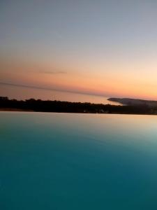 赫拉克勒亚米诺亚Villa Gentile的日落湖景