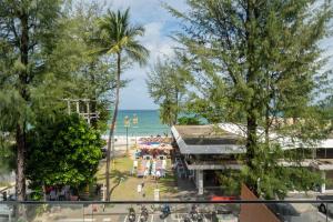 芭东海滩By The Beach Home in Patong的从大楼内可以欣赏到海滩和海洋的景致
