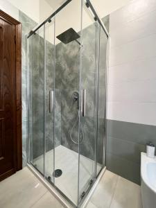 皮耶迪卢科La Cannucciola的浴室里设有玻璃门淋浴