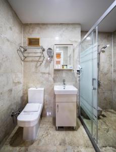 伊斯坦布尔HOME QUALITY HOTEL的浴室配有卫生间、淋浴和盥洗盆。