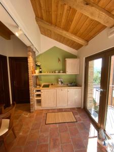迪亚诺达尔巴Cascina Maina的一间带木制天花板和大窗户的厨房
