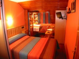 潘蒂科萨纳瓦诺酒店的一间卧室配有一张床,浴室设有水槽