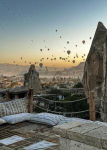 格雷梅Anatolian Houses Cave Hotel & SPA的空中飞着的热气球