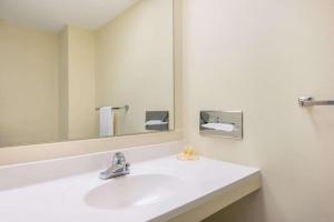 黑泽尔伍德Haven Inn & Suites St Louis Hazelwood - Airport North的白色的浴室设有水槽和镜子