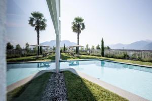 蒂鲁罗戈内德精美酒店的一座棕榈树和山脉环绕的游泳池