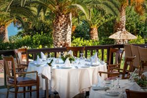 赫索尼索斯赫索尼索斯马里斯酒店的一张带白色桌布和餐巾的餐桌