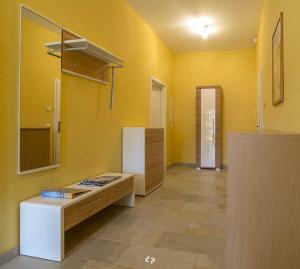 奥茨塞巴德·迪尔哈根SONNENSEGEL App Nr 04 max 3 Pers的厨房设有黄色的墙壁和白色的冰箱。