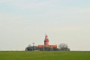 奥斯赛拜-屈隆斯博恩Ferienhaus in Kühlungsborn的一座位于草地顶上的灯塔