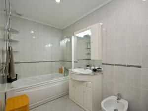 里斯本Casa em Lisboa的一间带水槽、浴缸和卫生间的浴室