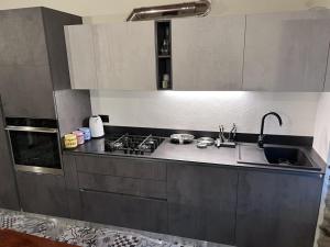 MontecresteseAppartamento completamente ristrutturato的厨房配有水槽和炉灶