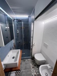 MontecresteseAppartamento completamente ristrutturato的带淋浴、卫生间和盥洗盆的浴室