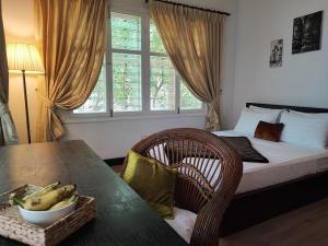 金边Villa Papillon的一间卧室配有一张床和一张桌子及一碗香蕉