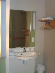 利勒阿当亚当岛宜必思酒店的一间带水槽和镜子的浴室