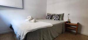 曼雷沙Casa Petits的一间卧室配有一张床,床上有毛巾