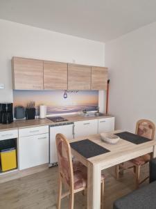 奥斯赛拜-塞林Haus Lena的厨房配有木桌和桌椅