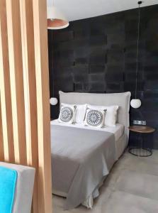 佩里萨Marton Perissa的卧室配有一张白色的床和黑色的墙壁