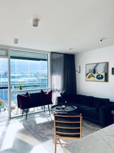 雷克雅未克2x Bedroom Luxury Apartment with amazing views!的客厅配有沙发和桌子