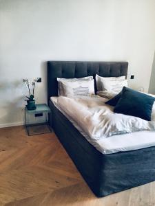 雷克雅未克2x Bedroom Luxury Apartment with amazing views!的一张带蓝色床头板和边桌的床
