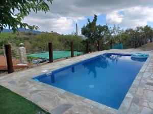 阿格罗斯Agrompelo House的庭院里的一个蓝色海水游泳池