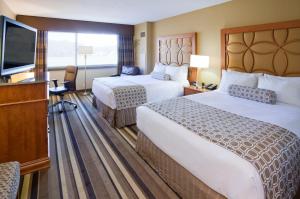 普利茅斯Crowne Plaza Minneapolis West, an IHG Hotel的酒店客房设有两张床和一台平面电视。