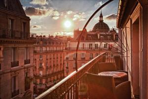 巴黎Le 12 Hôtel的从大楼的阳台上可欣赏到城市景观