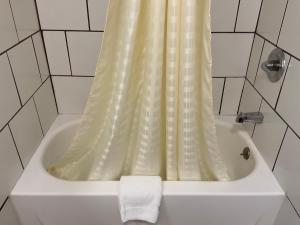 利柏提Kansan Motel的浴室内设有带黄色淋浴帘的淋浴