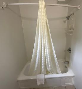 利柏提Kansan Motel的浴室设有带浴帘的浴缸