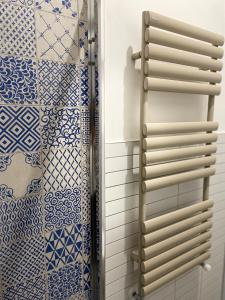 奥特朗托Elementi Luxury House的浴室铺有蓝色和白色瓷砖,配有淋浴。