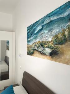 奥特朗托Elementi Luxury House的卧室墙上的海洋画
