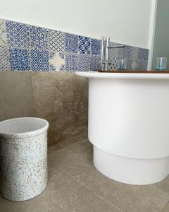 奥特朗托Elementi Luxury House的浴室配有白色水槽和浴缸。