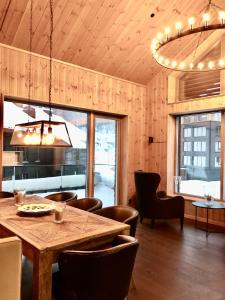 海姆瑟达尔Fyri Tunet Hemsedal的一间带木桌和椅子的用餐室