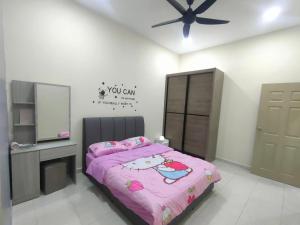 实兆远My Homestay Sitiawan - Astronaut Space House 8 Pax的一间卧室配有一张床、梳妆台和镜子