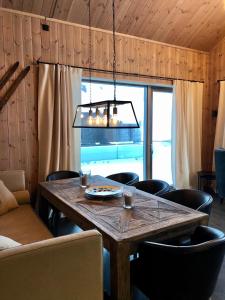 海姆瑟达尔Fyri Tunet Hemsedal的一间带木桌和椅子的用餐室