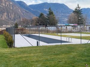 博尔扎诺New Great Apartment Bolzano with 25m pool的一座位于山地的网球场