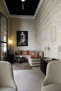 拉巴特Riad Dar Zen的客厅配有沙发和桌子