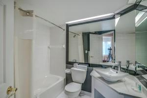 圣安娜德博普雷品质套房酒店的一间带卫生间、水槽和镜子的浴室