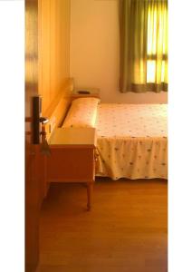 厄尔埃基多村社中心旅馆的一间卧室设有一张床和一个窗口