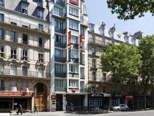 巴黎巴黎蒙马特北18区奥纳诺宜必思酒店的一条城市街道上高大的白色建筑