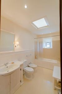蓬塔德尔加达蒙特英格尔斯农家乐的白色的浴室设有水槽和卫生间。
