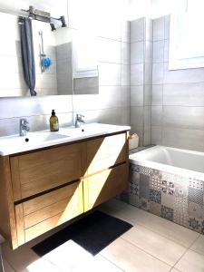 尼斯Beautiful T3 terrasse Nice的浴室配有盥洗盆和浴缸。