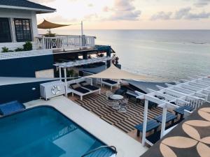 Boscobel默克松斯海滩俱乐部酒店的一个带游泳池和海洋的度假甲板