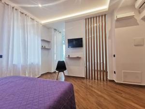 巴勒莫Maqueda Mood的一间卧室设有紫色的床和窗户