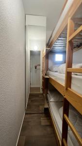 拉富la foux d'allos au pied des pistes的一间设有双层床的房间的走廊