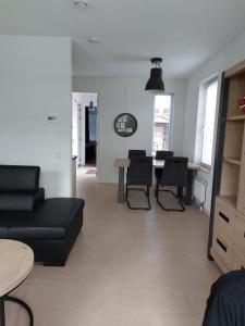 De Poldersteeg的客厅配有黑色沙发和桌子