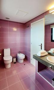 维拉韦德Luxury Villa Sand Volcano的粉红色的浴室设有卫生间和水槽