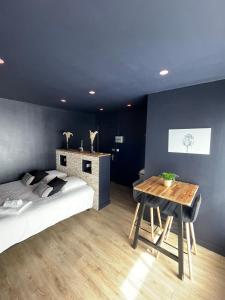 AulnatSpa & Love - Balnéo - Queen size - Cocooning的一间卧室配有一张床和一张木桌