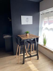 AulnatSpa & Love - Balnéo - Queen size - Cocooning的餐桌和椅子,上面有植物