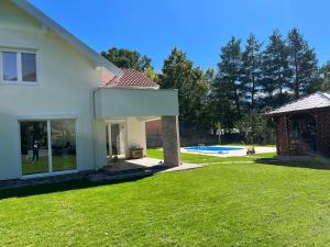 萨拉热窝Villa EMIR的白色的房子,带游泳池的院子