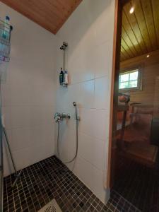 索特Wanha Rojola的浴室内带软管的淋浴