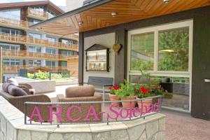 采尔马特Hotel Arca Solebad & Spa的一座带椅子和植物的庭院